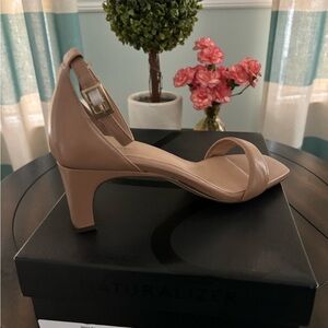 NWT Naturalizer 27 Edit Iriss Taupe Leather heels size 8.5m.